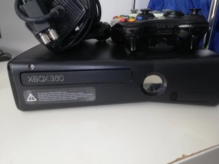 Xbox 360 Negra con Mando y Fuente
