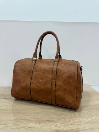 Maleta negra y bolso de viaje marrón