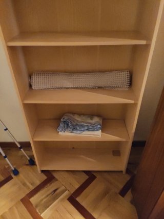 2 Estanterías de madera color beige.