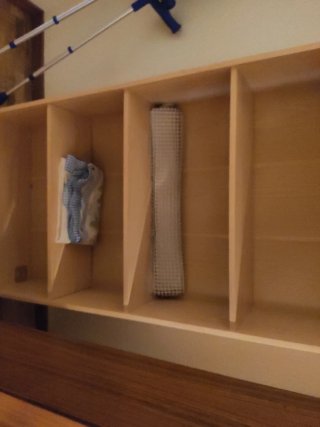 2 Estanterías de madera color beige.