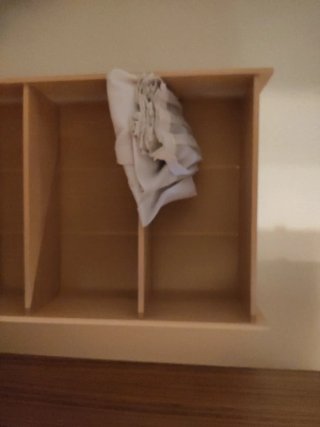 2 Estanterías de madera color beige.
