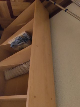 2 Estanterías de madera color beige.