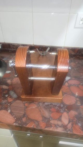 Jamonero de madera y metal