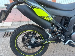 Moto UM DSR EX 125 Enduro Negra y Amarilla