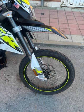 Moto UM DSR EX 125 Enduro Negra y Amarilla