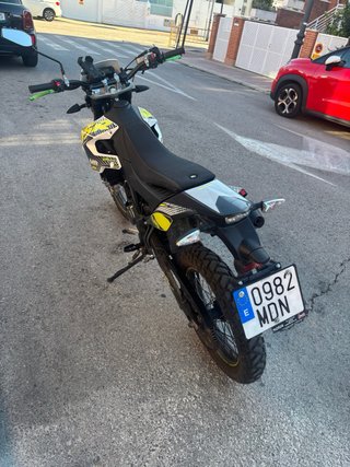 Moto UM DSR EX 125 Enduro Negra y Amarilla