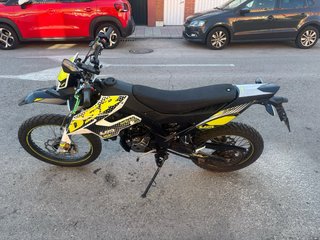 Moto UM DSR EX 125 Enduro Negra y Amarilla