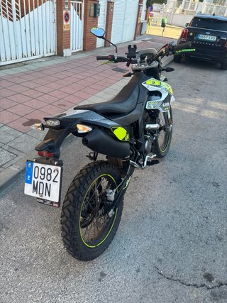 Moto UM DSR EX 125 Enduro Negra y Amarilla