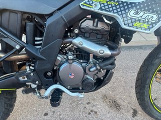 Moto UM DSR EX 125 Enduro Negra y Amarilla