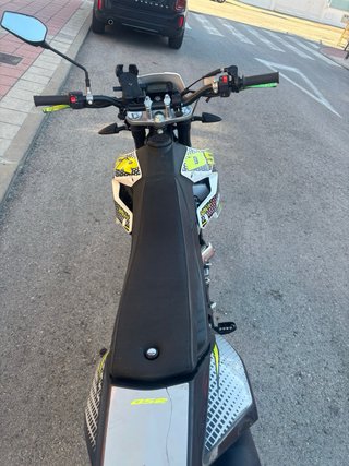 Moto UM DSR EX 125 Enduro Negra y Amarilla