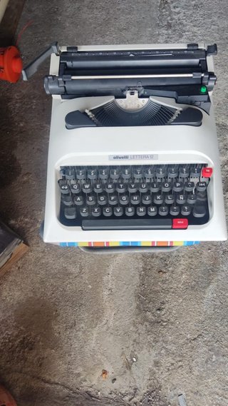Olivetti Lettera 12 máquina de escribir