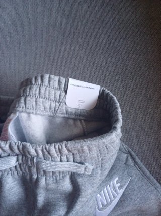 Pantalón chándal Nike gris con etiqueta