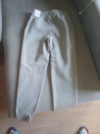 Pantalón chándal Nike gris con etiqueta