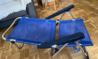 Silla de playa plegable azul y plateada