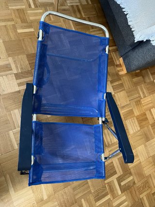 Silla de playa plegable azul y plateada