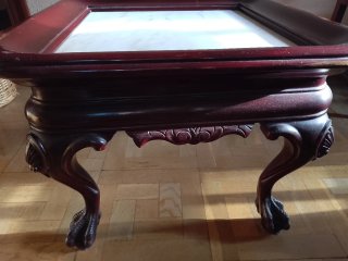 Mesa antigua de madera tallada
