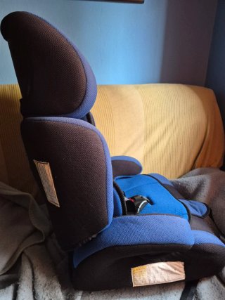 Silla de coche azul y negra