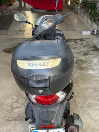 Peugeot Tweet 125cc Scooter Negra y Plata