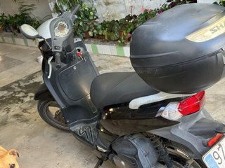 Peugeot Tweet 125cc Scooter Negra y Plata