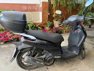 Peugeot Tweet 125cc Scooter Negra y Plata