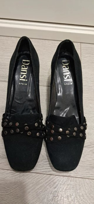 Sandalias tacón bajo negras con tachuelas