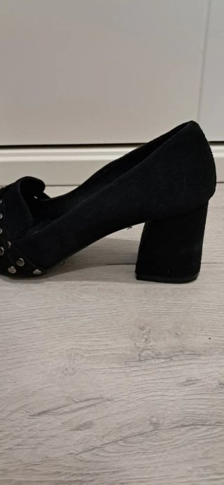Sandalias tacón bajo negras con tachuelas