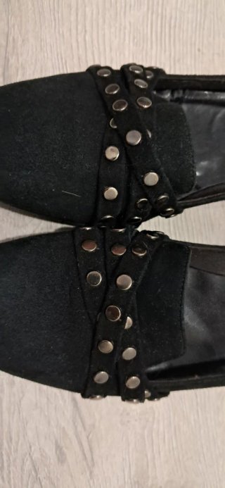 Sandalias tacón bajo negras con tachuelas