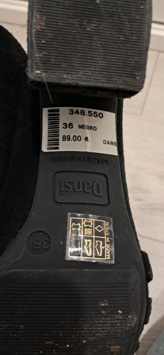 Sandalias tacón bajo negras con tachuelas