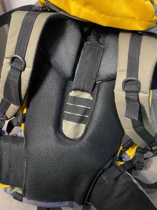 Mochila senderismo amarilla y azul