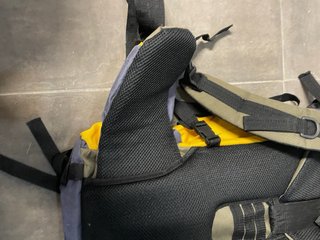 Mochila senderismo amarilla y azul