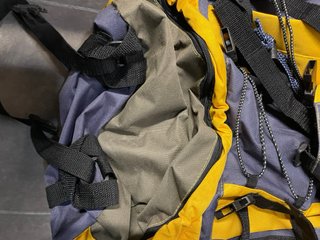 Mochila senderismo amarilla y azul
