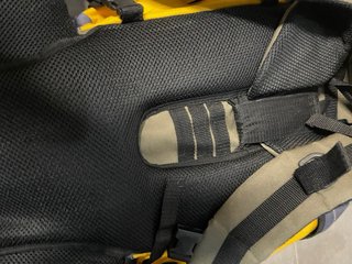 Mochila senderismo amarilla y azul