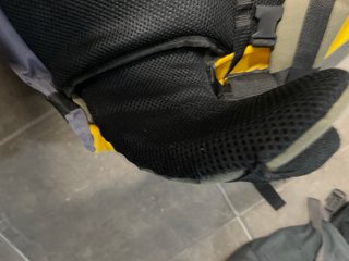 Mochila senderismo amarilla y azul