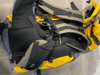 Mochila senderismo amarilla y azul