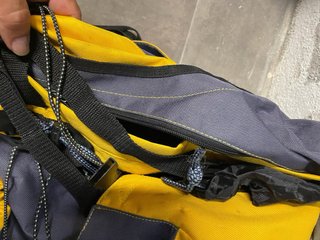 Mochila senderismo amarilla y azul