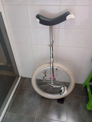 Uniciclo plateado con rueda blanca