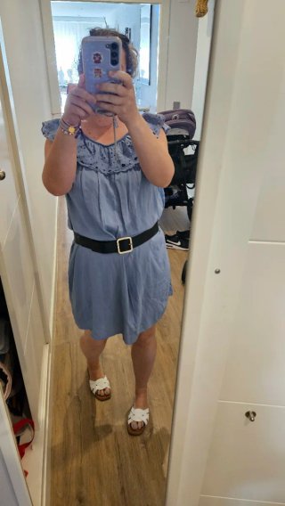 Vestido corto azul con collar