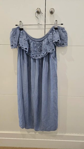 Vestido corto azul con collar