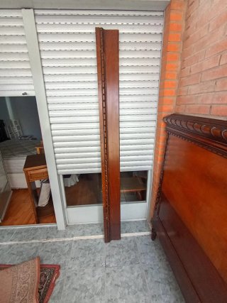 Cabecero de madera tallada