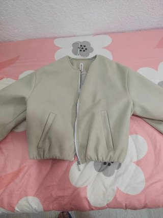 Chaqueta bomber taupe con cierre frontal