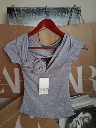 Top Zara plateado con flor