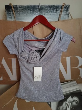 Top Zara plateado con flor