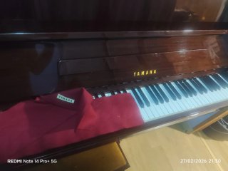 Piano Yamaha Marrón Oscuro Elegante