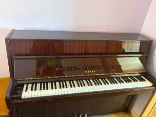Piano Yamaha Marrón Oscuro Elegante