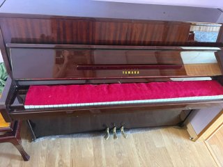 Piano Yamaha Marrón Oscuro Elegante