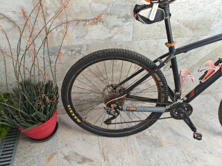 Bicicleta de Montaña KTM Negra y Naranja