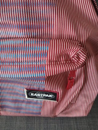Mochila Eastpak Rayas Rojas y Azules