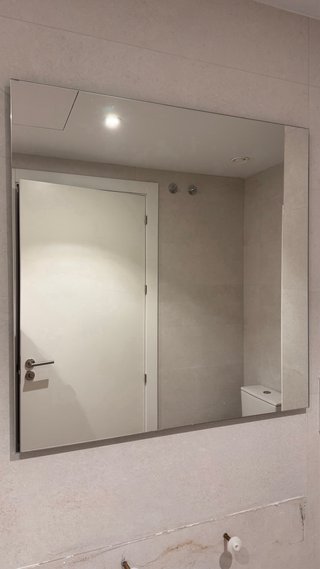Lavabo de baño con grifería y espejo
