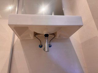 Lavabo de baño con grifería y espejo
