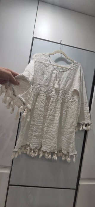 Vestido de playa blanco con flecos